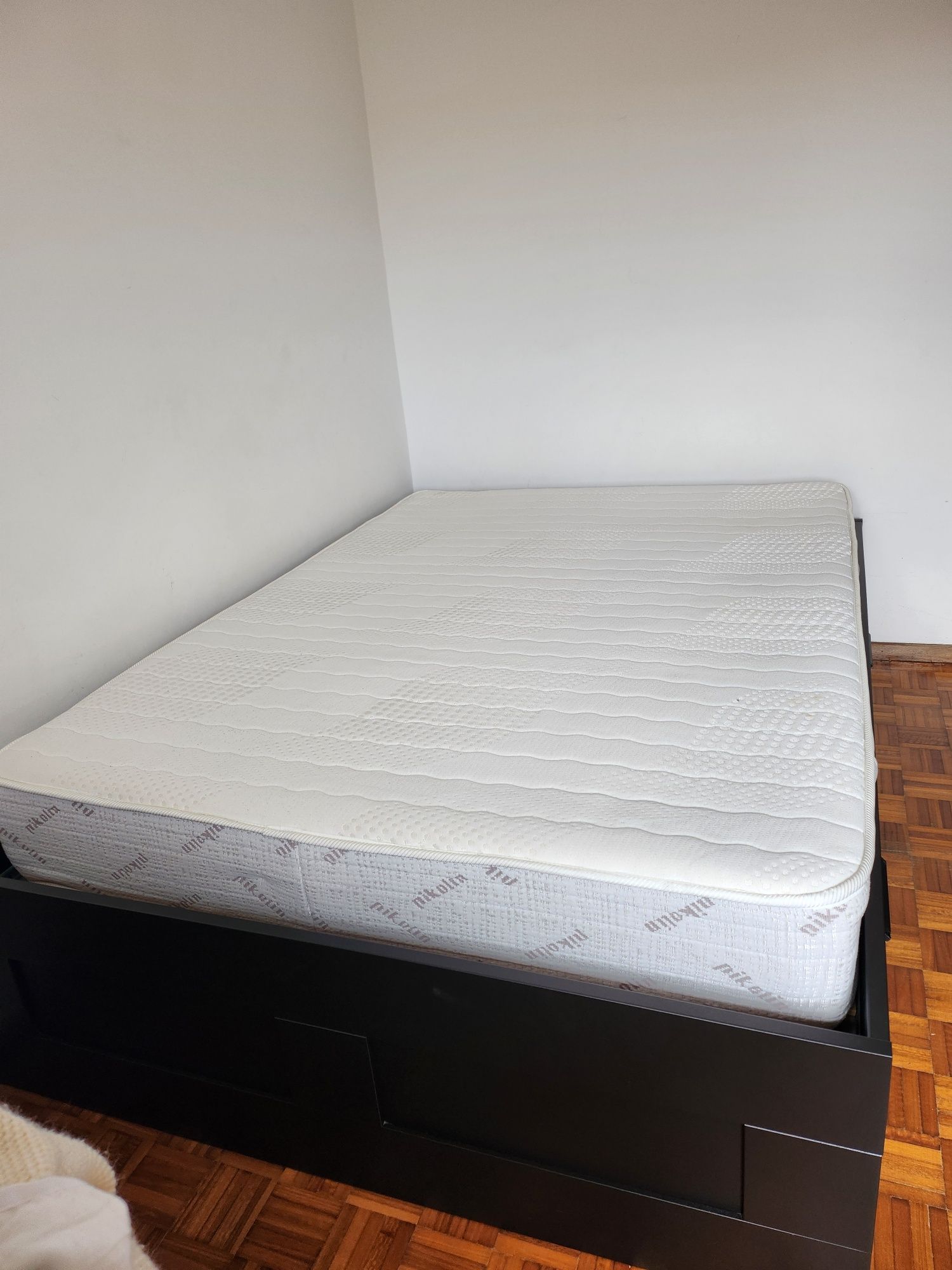 Cama casal padrão com gavetões e colchão