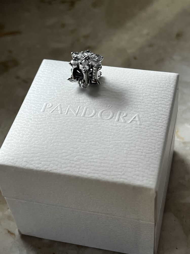 Charms pandora kwiatek
