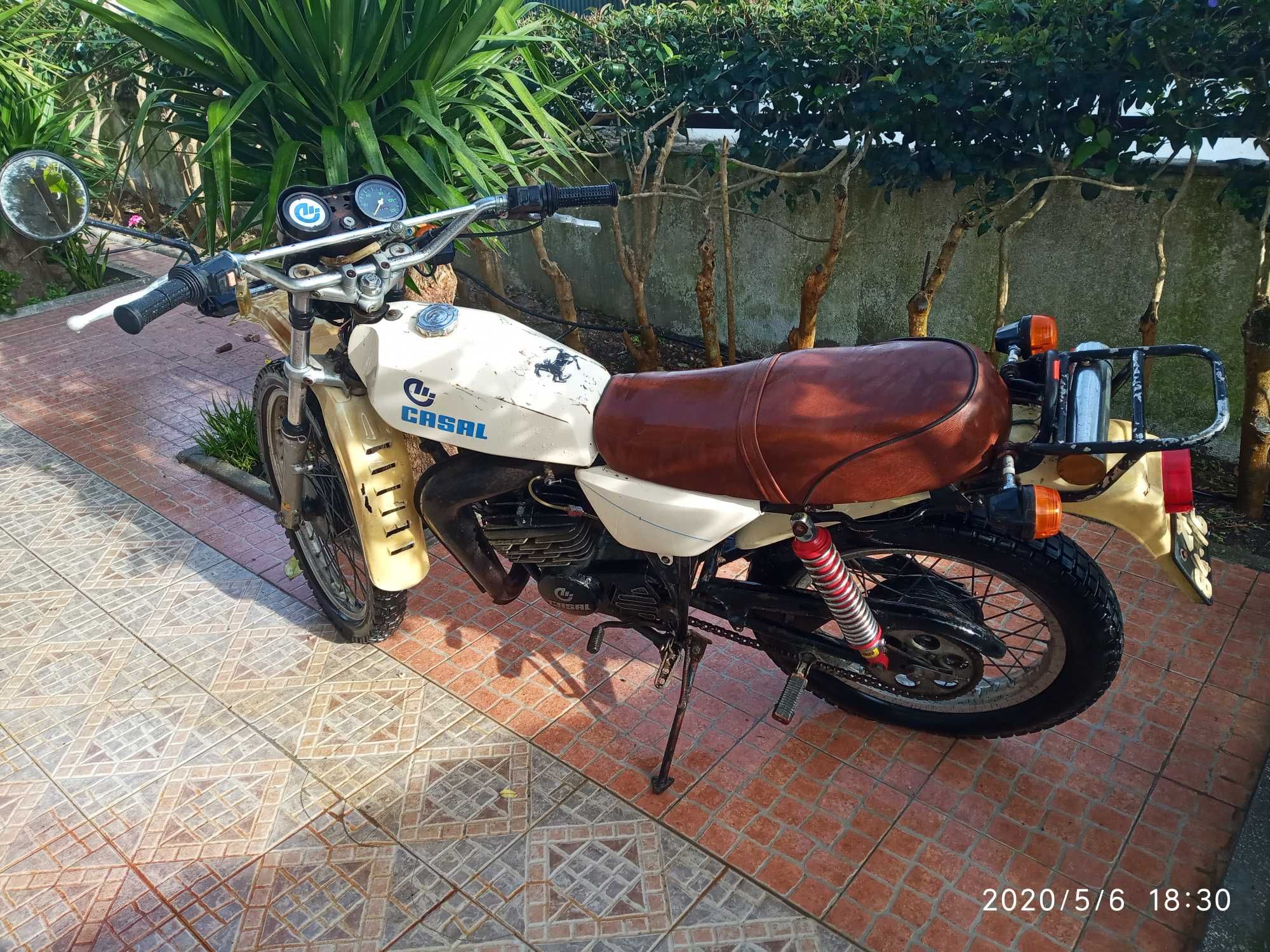 Casal 125 K276, de 1984, com documentos