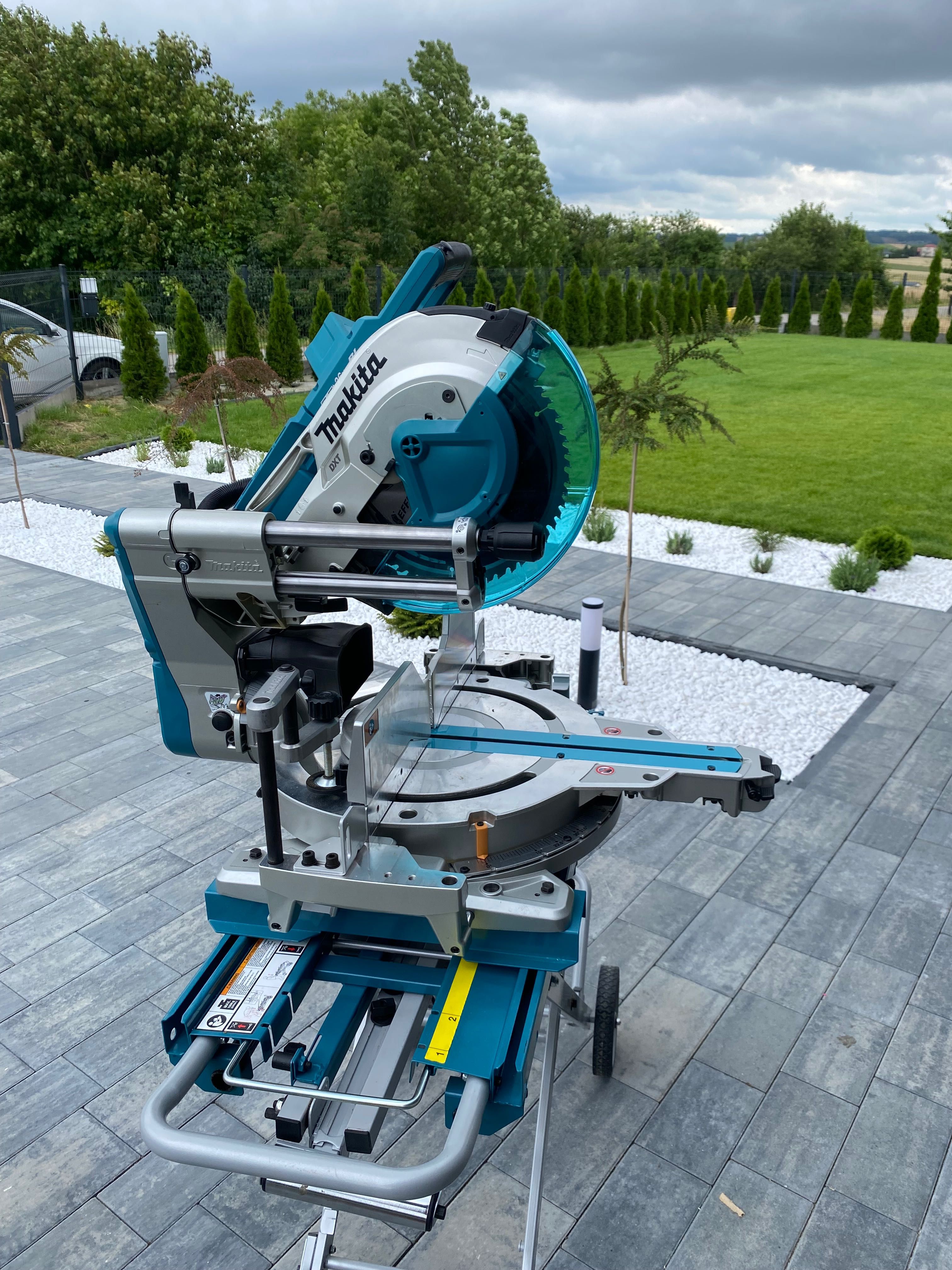Piła ukośnica  Makita  DLS211