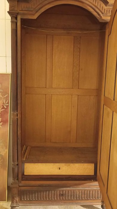 LEILÃO: Armário Francês em Madeira Maciça, Grande Espelho, séc. XIX-XX