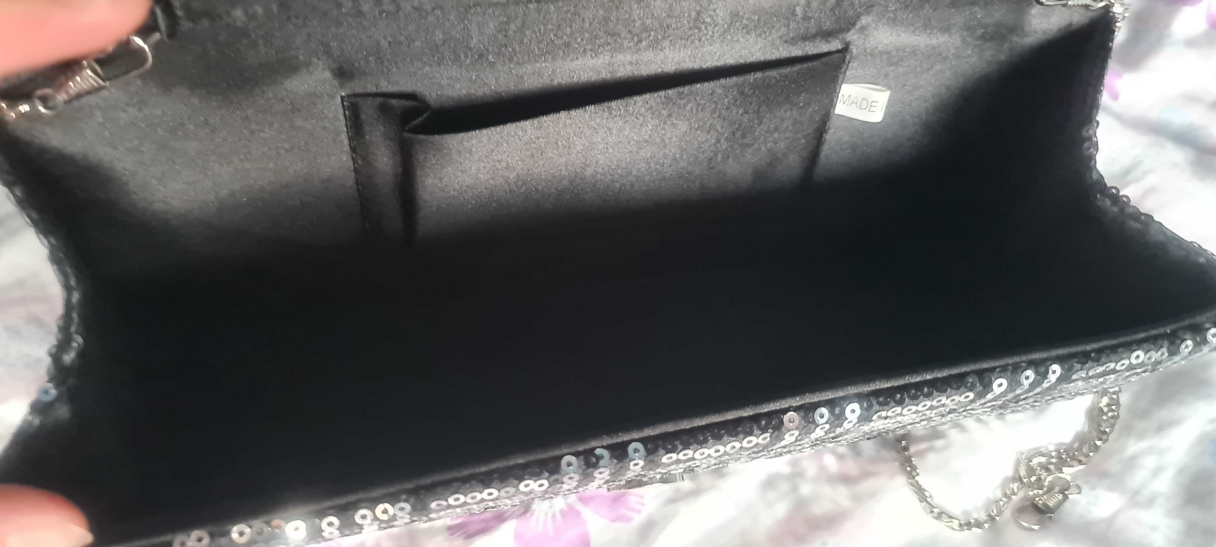 Czarna torebka kopertówka z cekinami i dwoma łańcuszkami