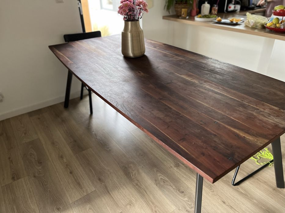 Stół do jadalni z drewna egzotycznego