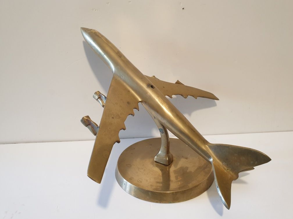 Grande vintage modelo de um avião em latão