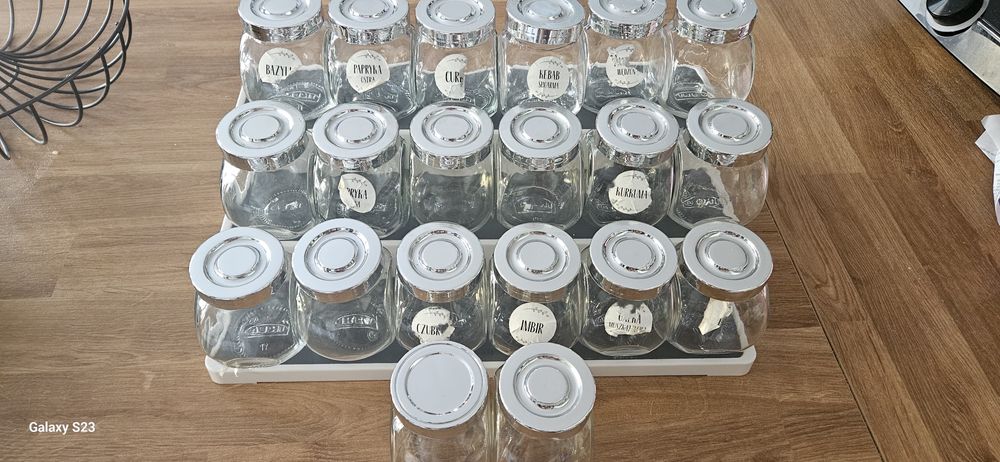 Słoiczki na przyprawy i stojak