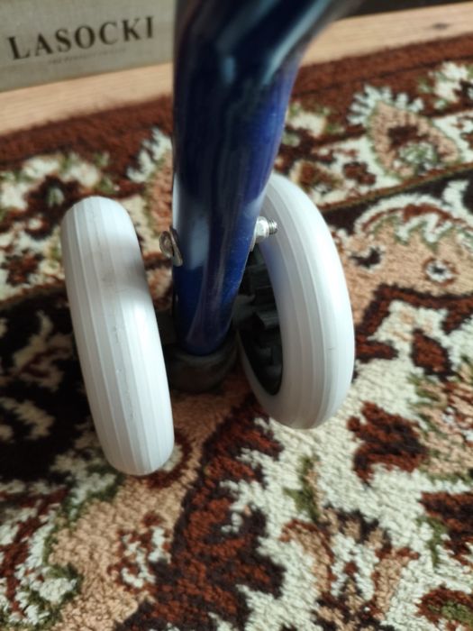 Chodzik, balkonik dla osoby z kłopotami w poruszaniu. Nowy