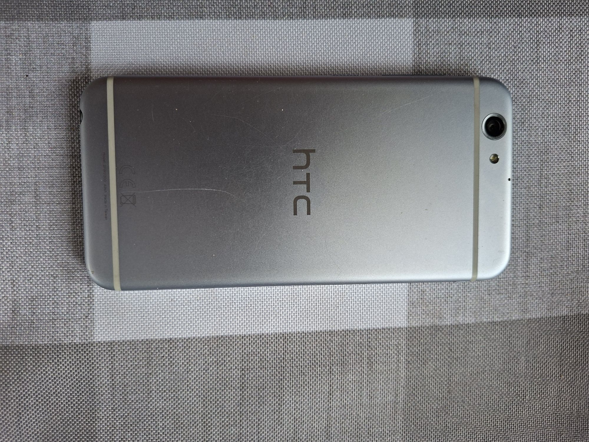 Telefon HTC One z ładowarką