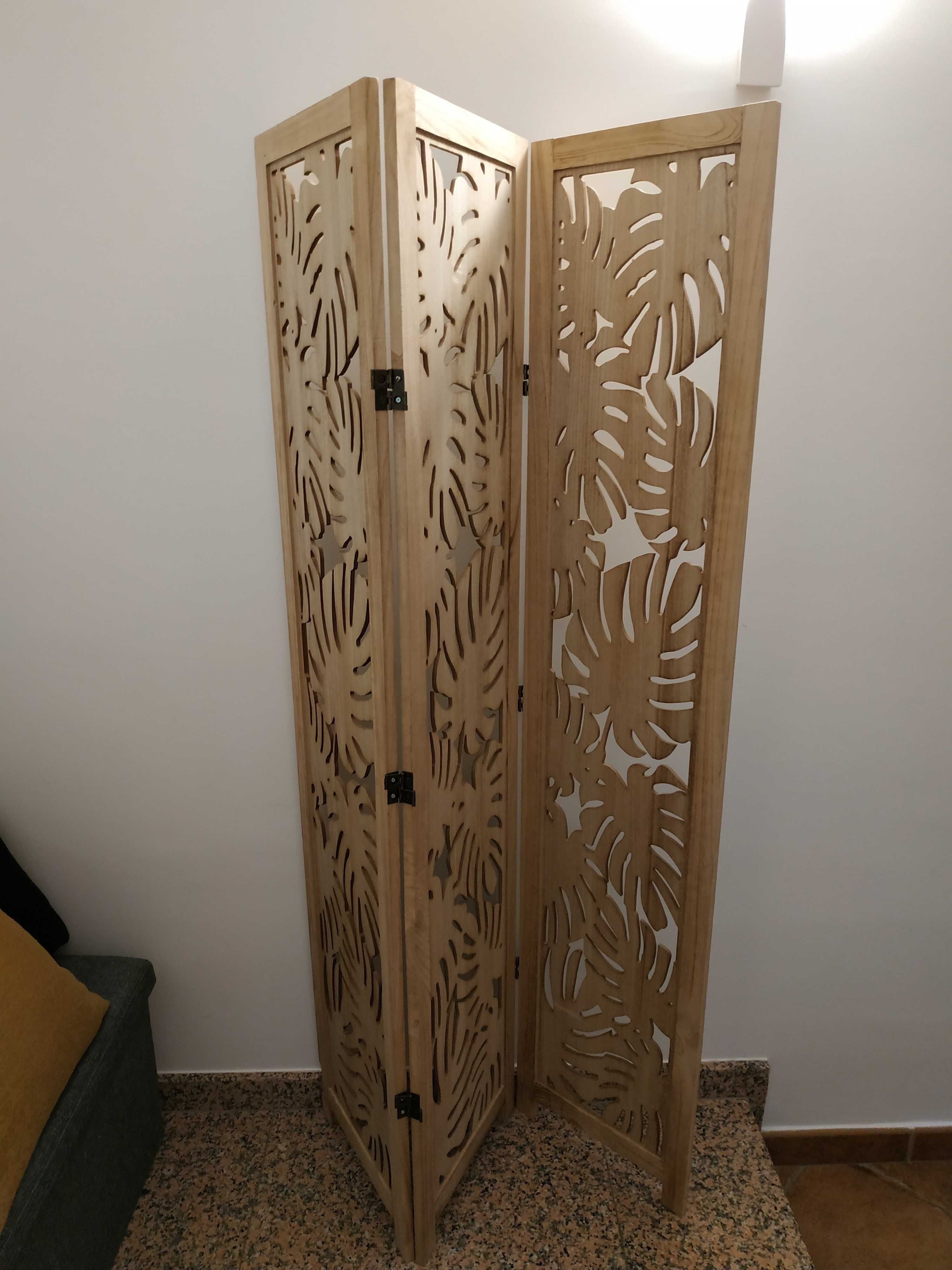 Biombo decorado com folha de palma natural