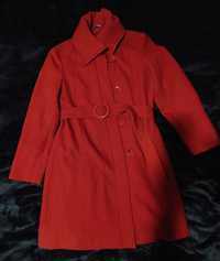 Czerwony płaszcz na jesień z wełny i wiskozy.