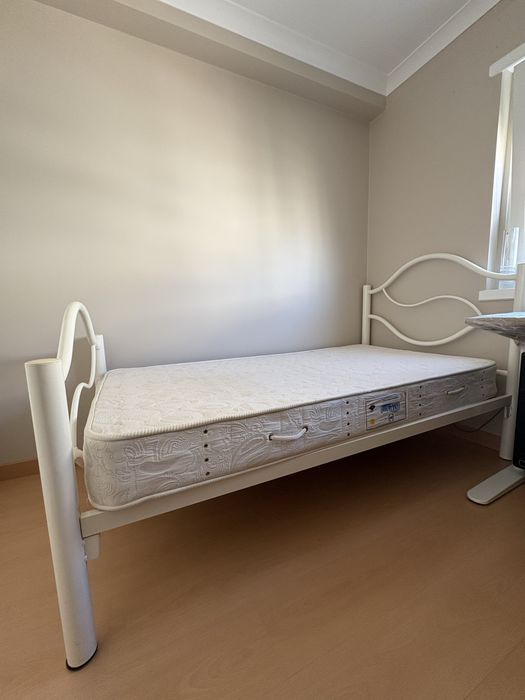 Cama de metal para 1 pessoa e colchão