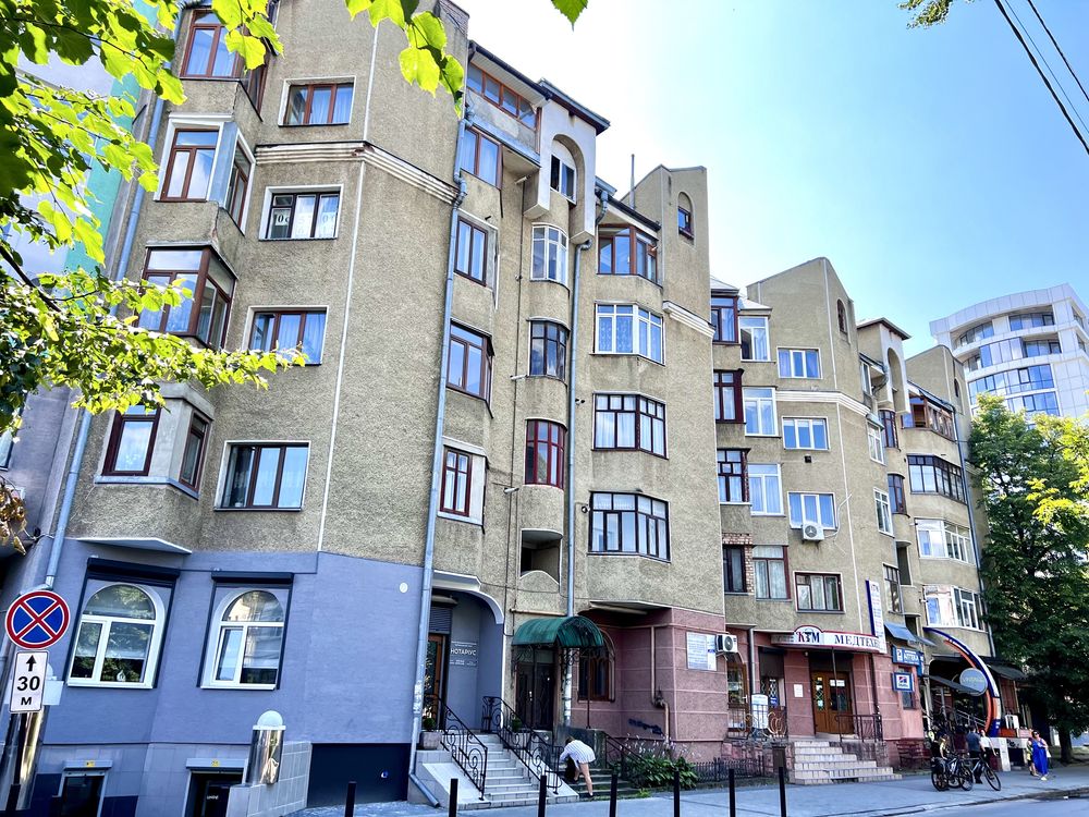 Простора квартира, готова до проживання, історичний центр міста