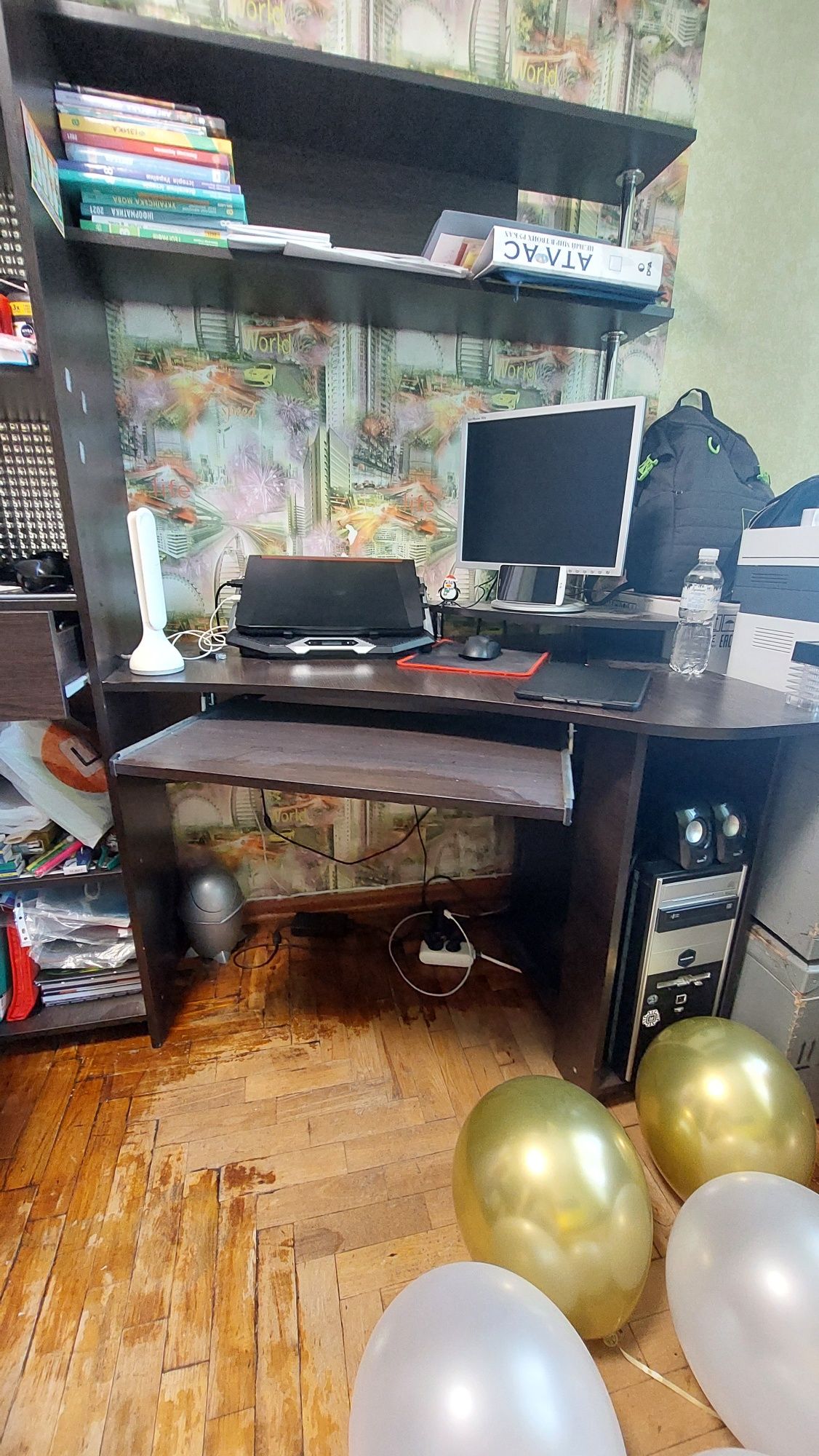 Продам комп'ютерний стіл терміново + подарунок