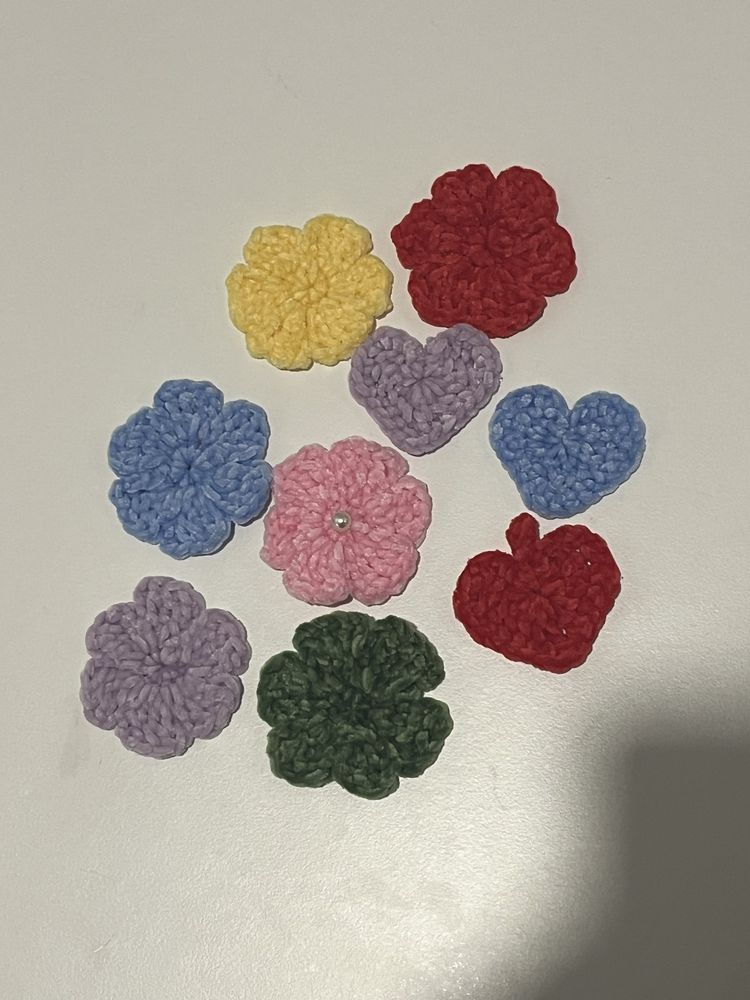 Coracoes e flores em crochê