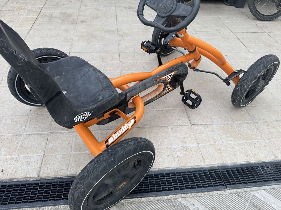 Vendo carro Kart a pedais Berg