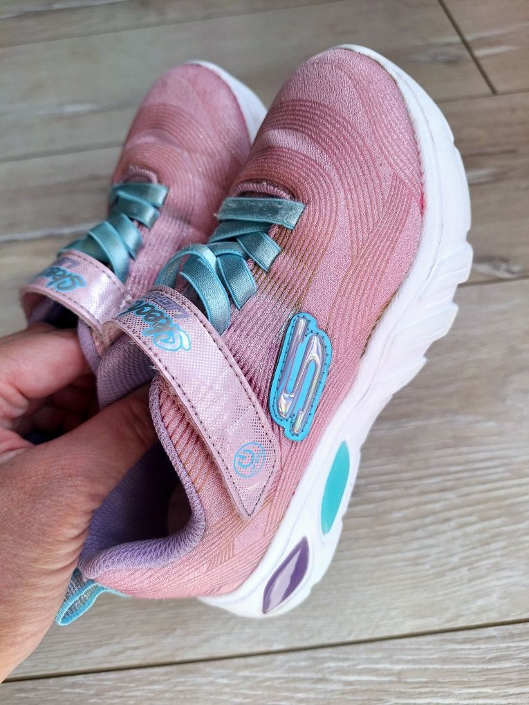 Кроссовки на девочку р-р 28 Skechers