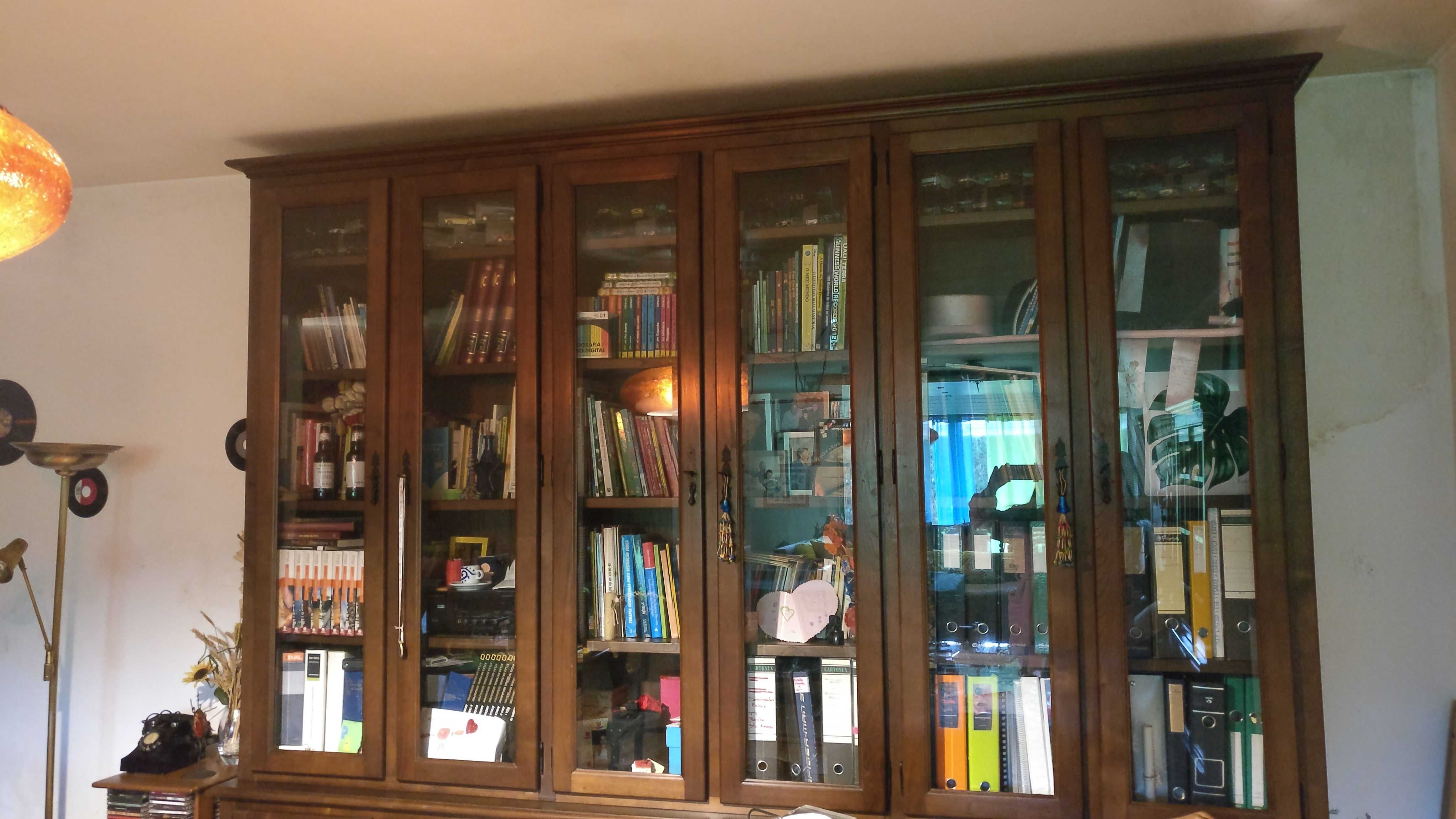 Móvel de biblioteca mais secretária