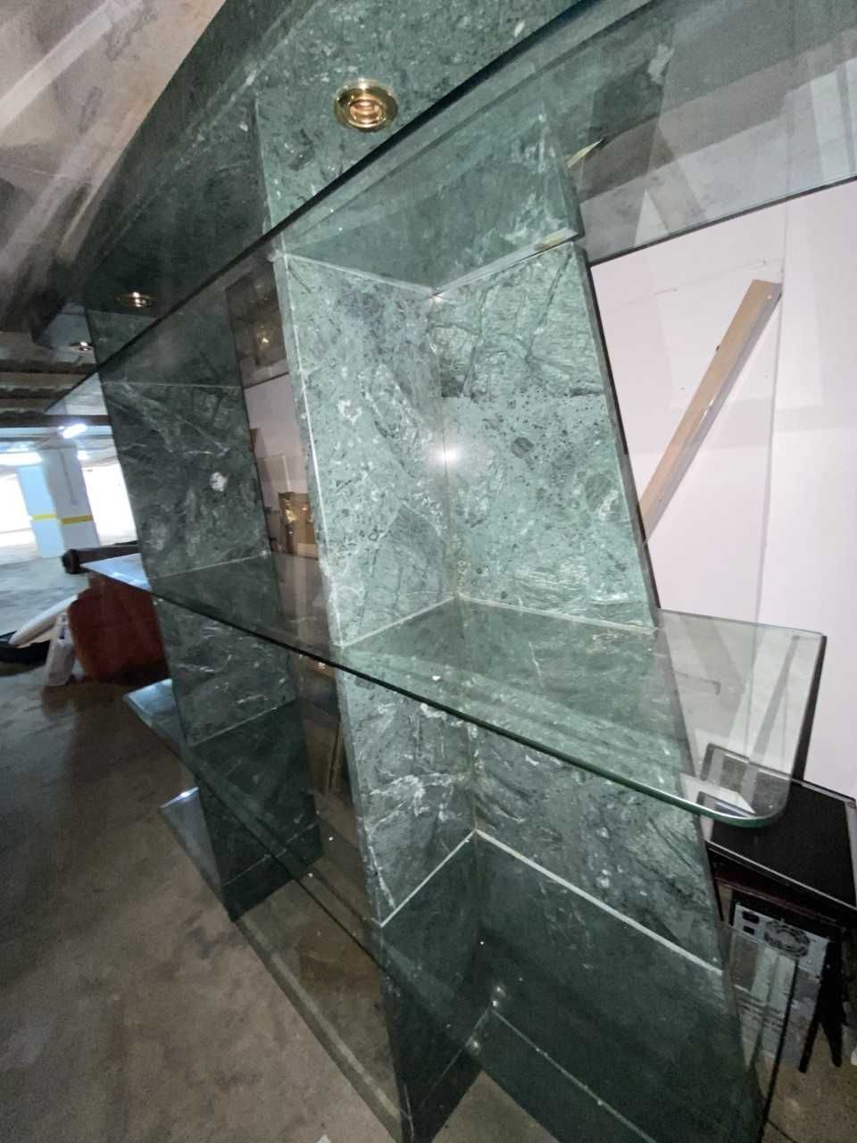 Estante em mármore verde e prateleiras de vidro, para Sala moderna