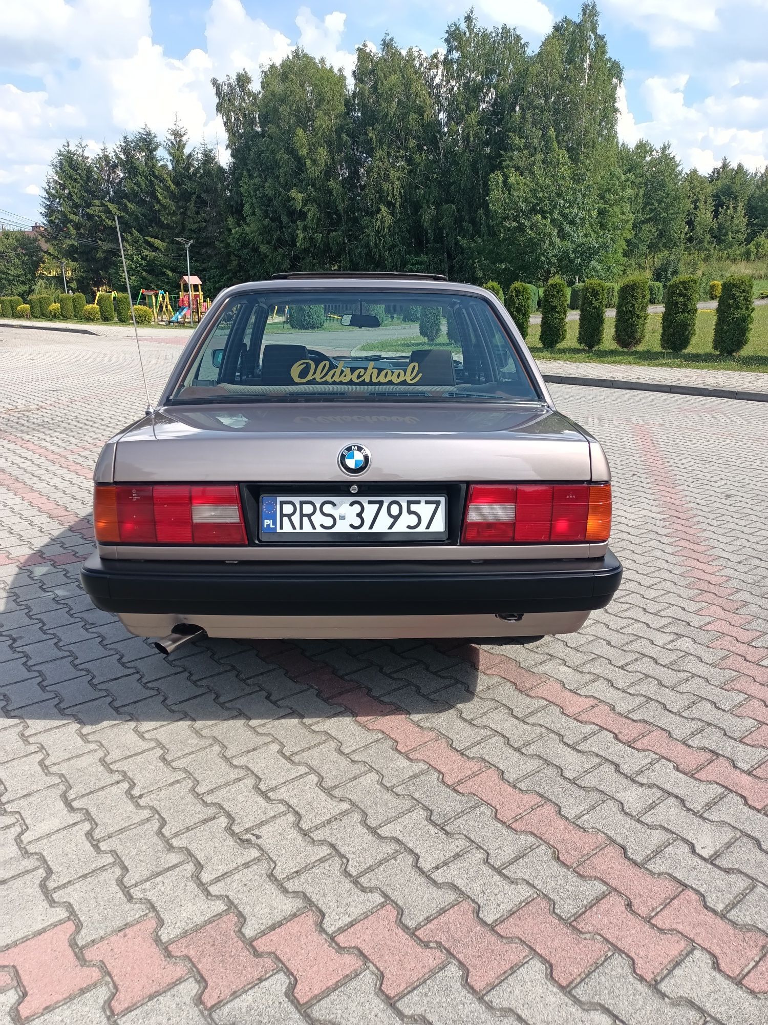 BMW e30 4d sedan luxorbeige