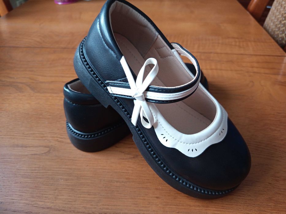Нові туфельки для дівчинки