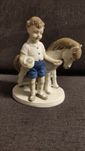 Porcelanowa sygnowana figura chłopca z koniem
