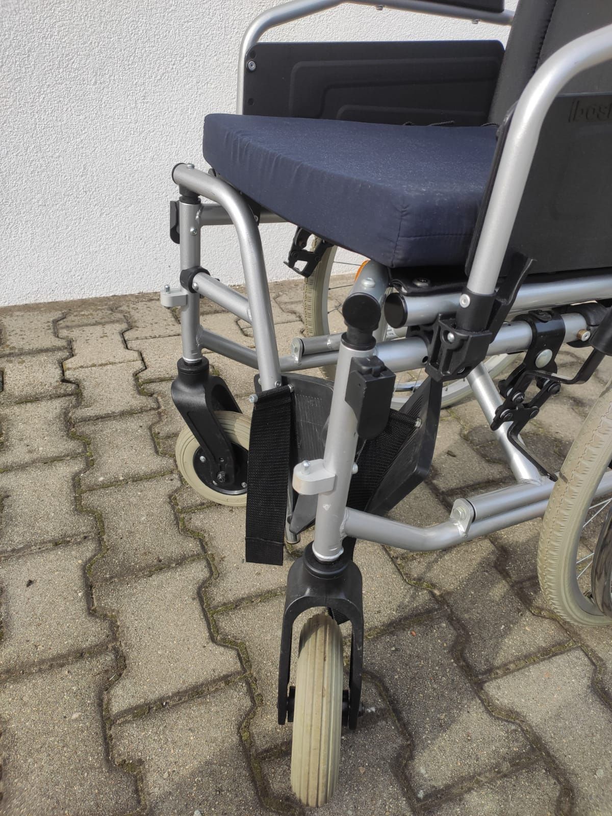 Nowy wózek inwalidzki składany,z hamulcami postojowymi przy kołach