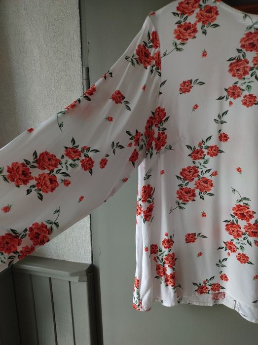 Elegancka bluzka z zapięciem na plecach r42