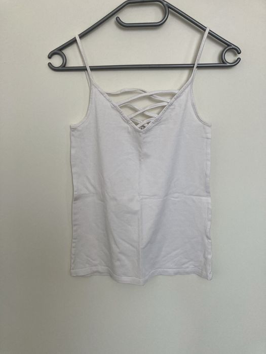 Biała koszulka na ramiączkach