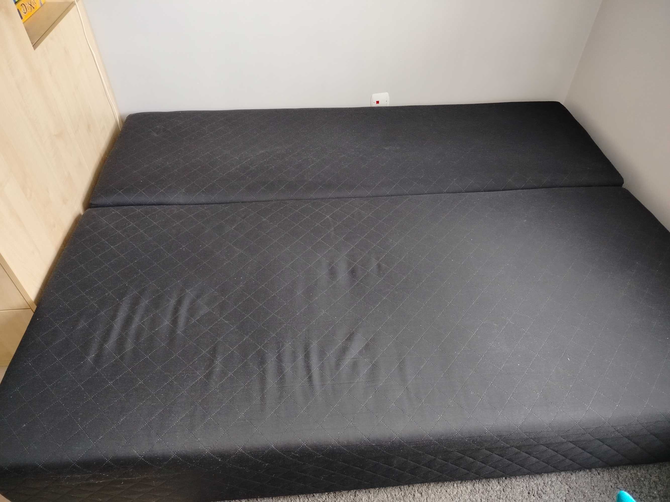 Sofa z funkcją spania i pojemnikiem na pościel.