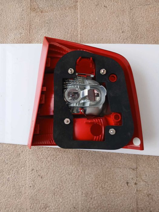 Farol esquerdo traseiro do Skoda Octavia