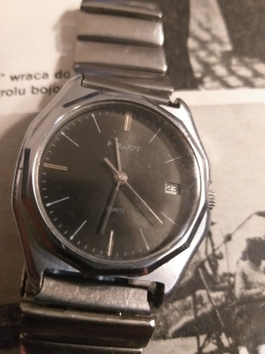 Stary zegarek Poljot kwarc z datownikiem.  Vintage.