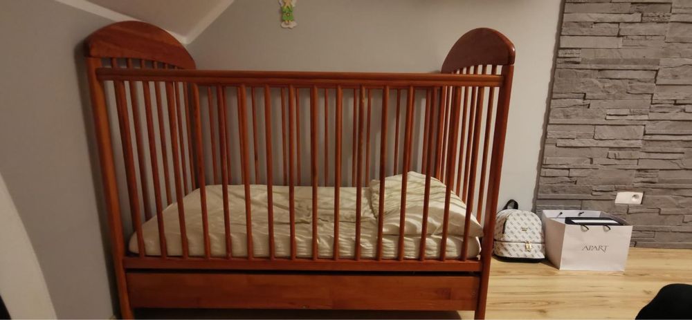 Łóżeczko dziecięce z szufladą firmy Drewex