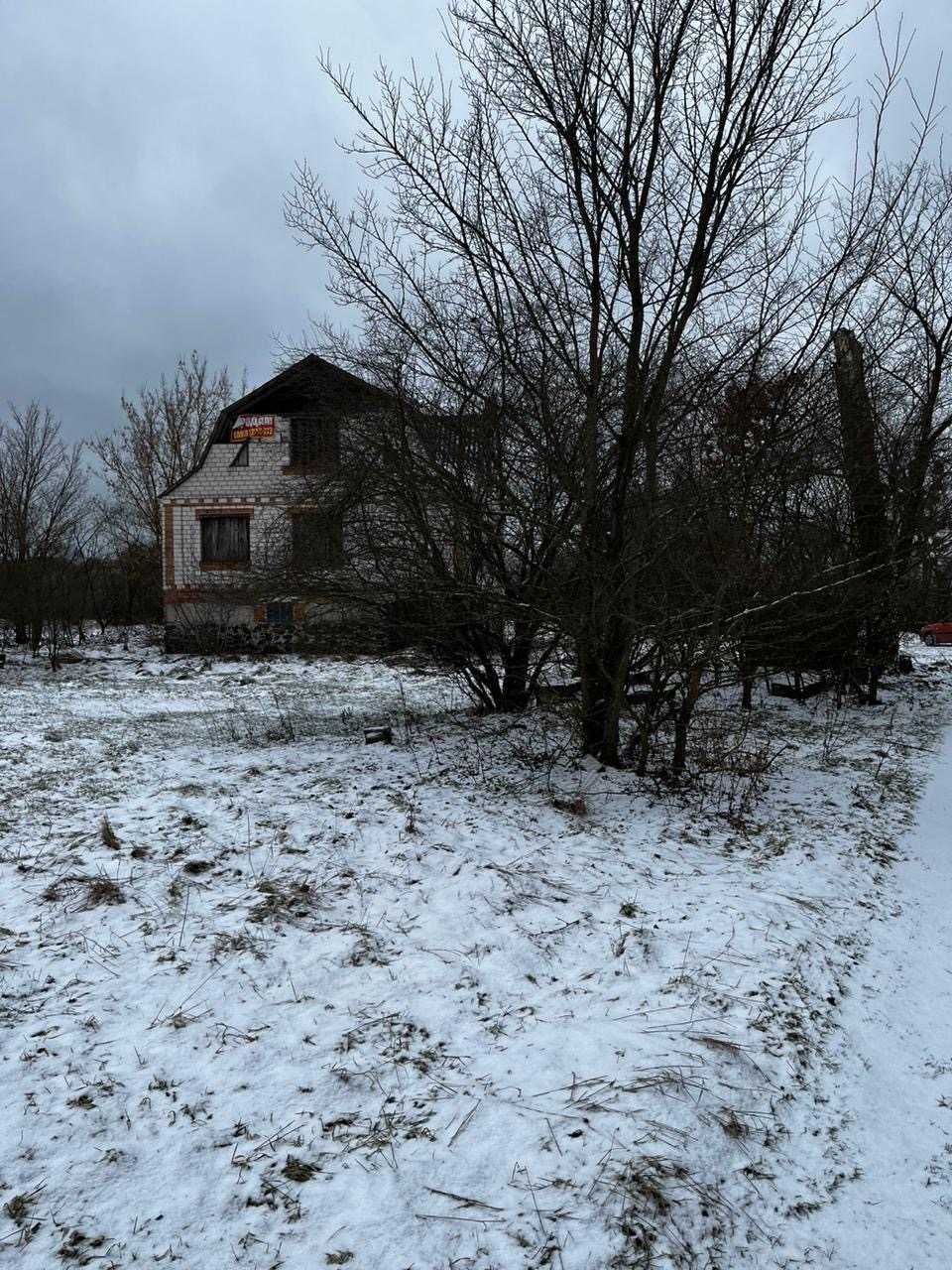 Незавершений будинок та земля у с. Годиха біля річки