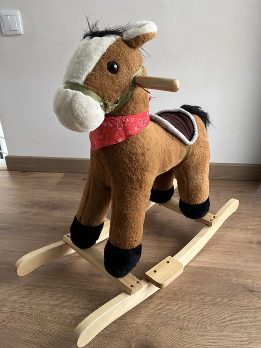 Cavalinho de madeira e com pelo