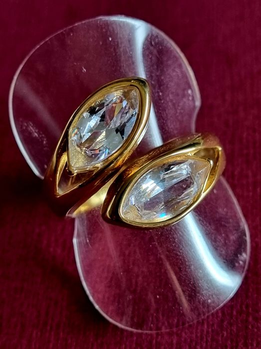 Anel dourado, em aço, com 2 pedras de vidro transparentes. T19