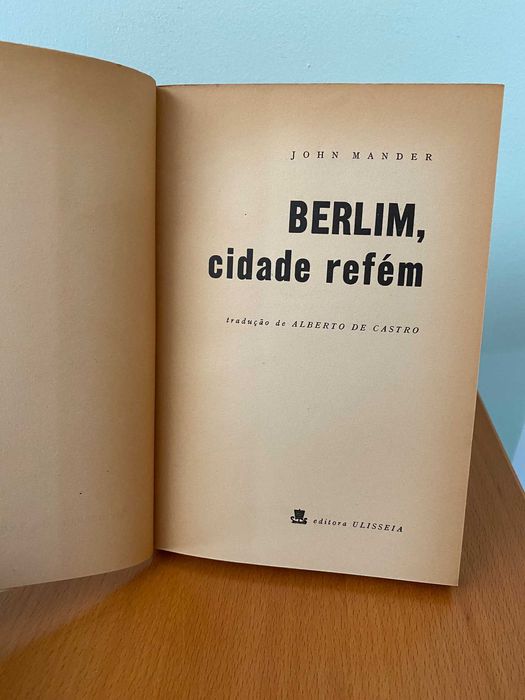 Berlim, Cidade Refém - John Mander