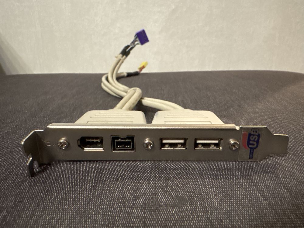 Śledź ze złączami 2x USB i 2x FireWire IEEE 1394