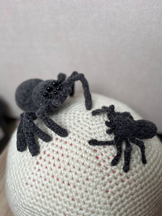 Павук в'язаний плюшевий.