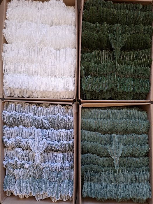 Литі гілочки ялинки:зелені, блакитні, білі та засніжені