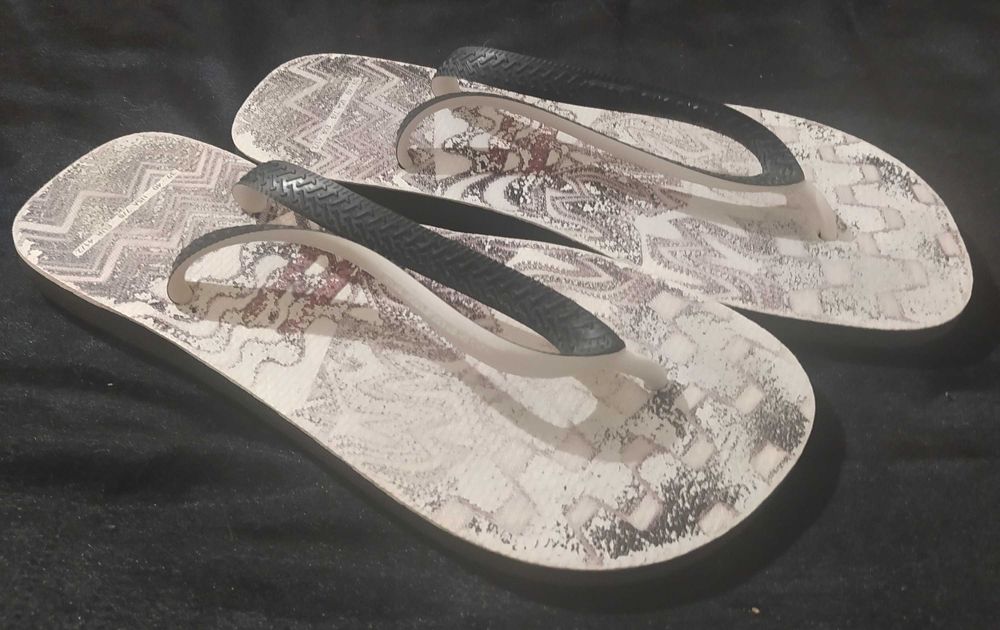 Шльопанці в'єтнамки жіночі та інше взуття.