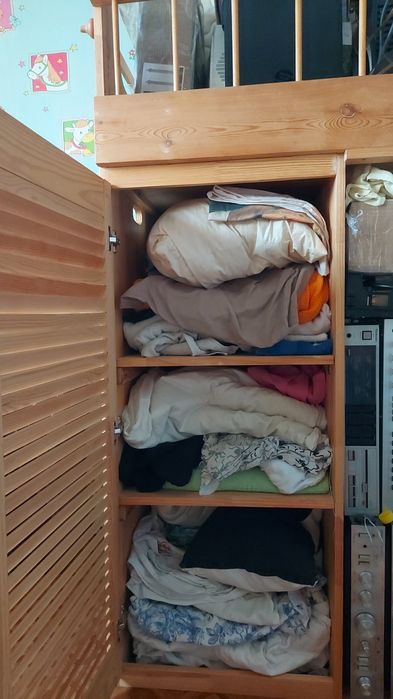 Кровать из натурального дерева. Матрас новенький 1.6 на 2.0