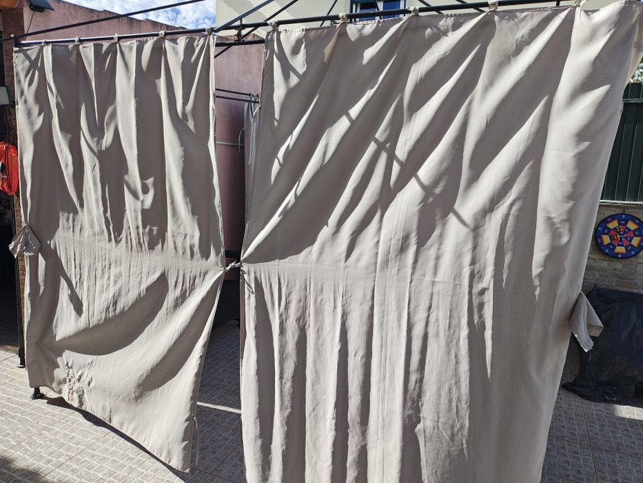 Estrutura de tenda com cortinas laterais