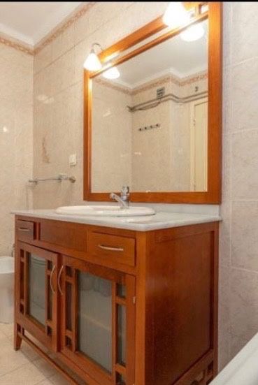 Movel e lavatorio e espelho, WC