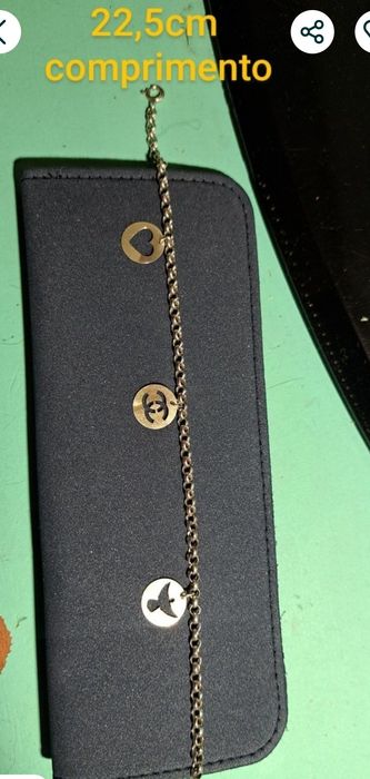 Pulseiras vintage em prata contrastada.