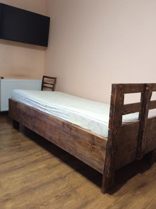 Дерев’яне ліжко з тумбою