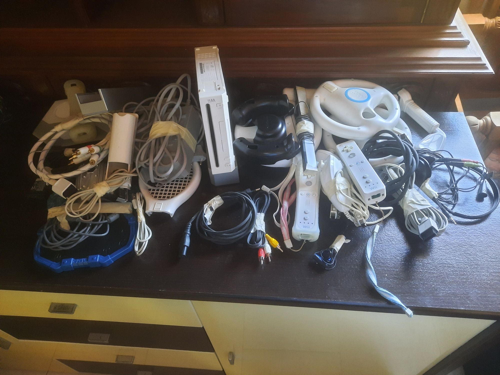 PS3 com ecrã, mala; Wii completa; PS3 com volante, pedais e 14 jogos