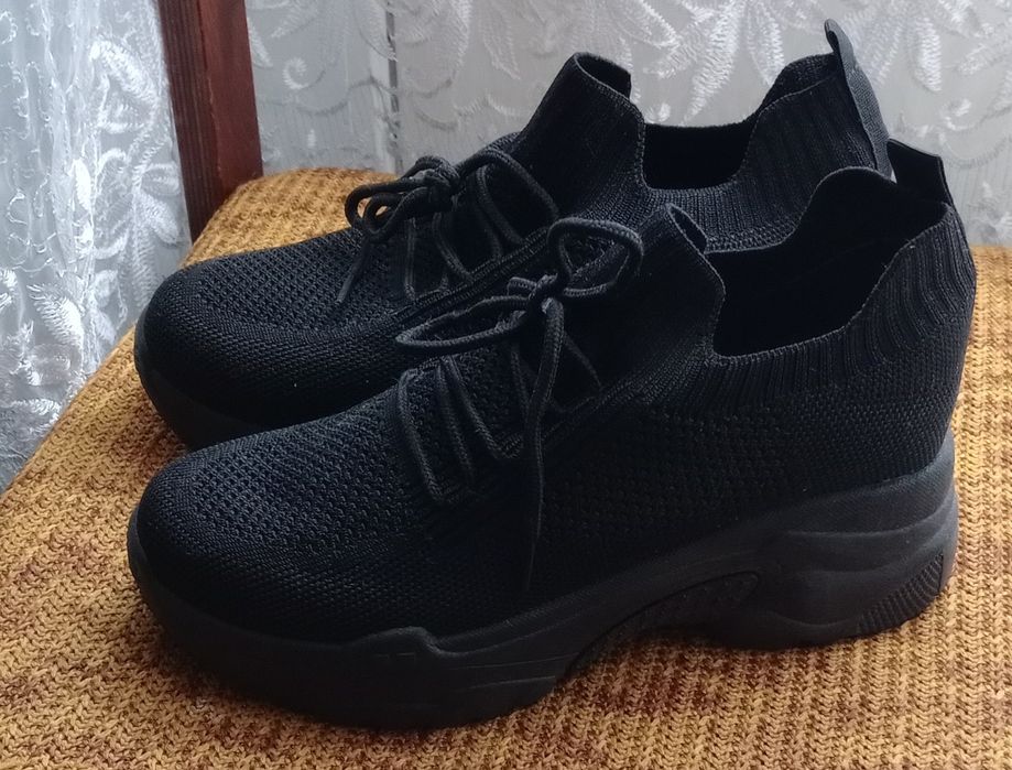 Кроссовки женские