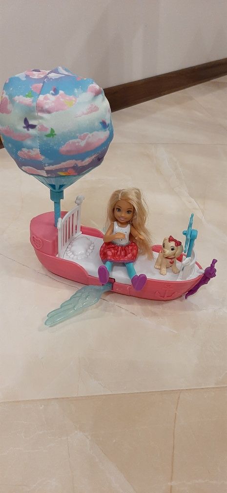 Mała Lalka Barbie z łódką