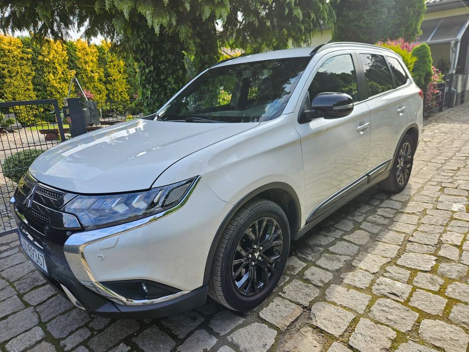 Mitsubishi Outlander III 2.0 2WD CVT ACTIVE+ , Alcantara, Kamera, Navi