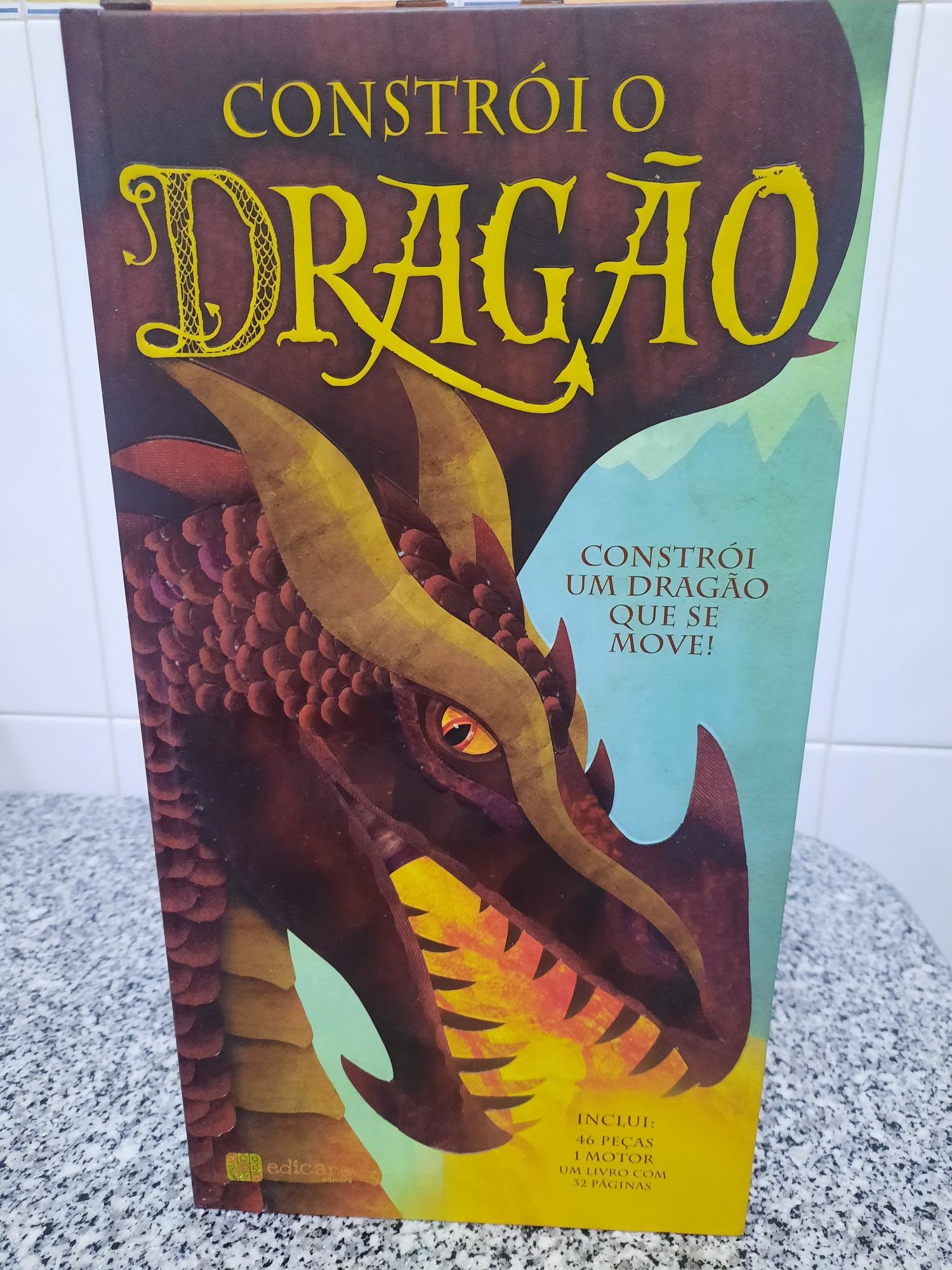 Livro com um dragāo de  46 peças para montar