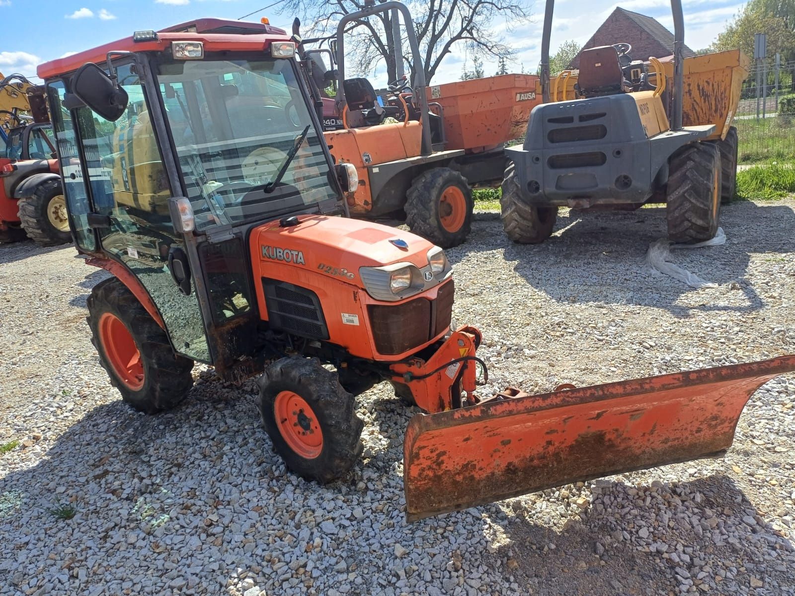 Traktor KUBOTA B2530 4WD z pługiem/ sadowniczy